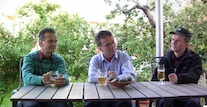 Volker Heymann als drei Personen an einem Gartentisch; Foto: V. Heymann
